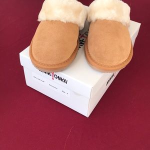 Minnetonka Shoes Sz5